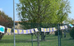 Foto: il cancello della scuola con lo slogan giornata della terra