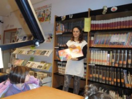 La signora ci mostra i libri